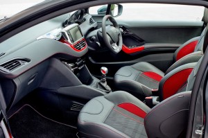 Peugeot 208 GTi cockpit 